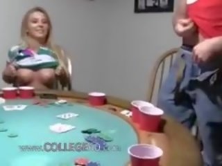 Mladý holky copulating na poker noc