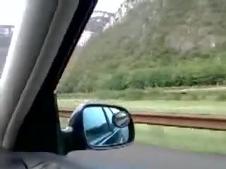 Rondborstig italiaans lora masturberen op de highway