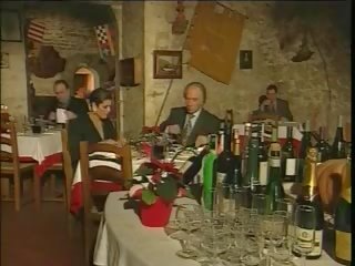 Elegant warga itali matang menipu suami pada restoran