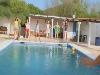 Six meztelen lányok által a medence -től poland