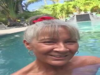 Perverti bunicuta leilani în the piscina