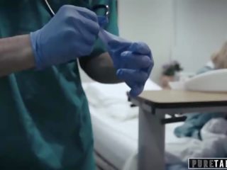 Tīrs tabu perv medicīnas studenti vīrietis sniedz pusaudze pacients vagīna eksāmens