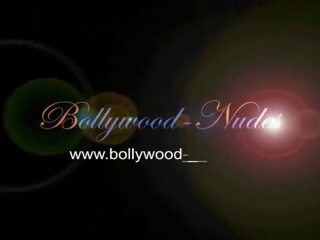 Bollywood ritual i epsh dhe duke kërcyer ndërsa ajo ishte vetëm