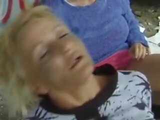 En gruppe av oversexed tysk damer får knullet av noen hardt pikk utendørs
